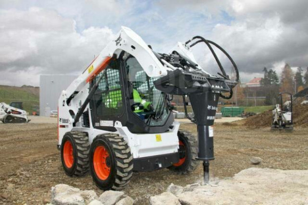 Аренда мини-погрузчика с навесным оборудованием Bobcat S530, Mustang, Case