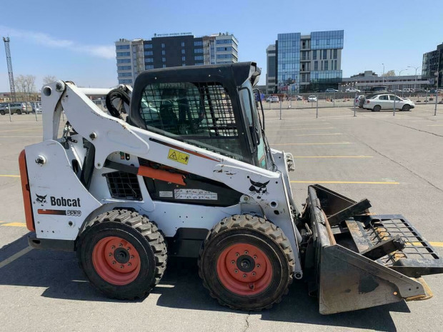 Аренда мини-погрузчика с навесным оборудованием Bobcat S530, Mustang, Case